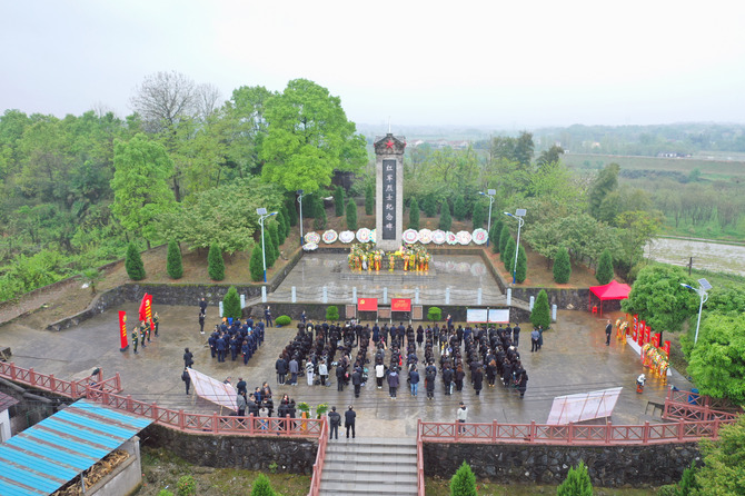 博鱼·体育师生清明祭扫纪念红军英烈