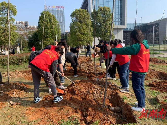 博鱼·体育师生义务植树共建绿色校园